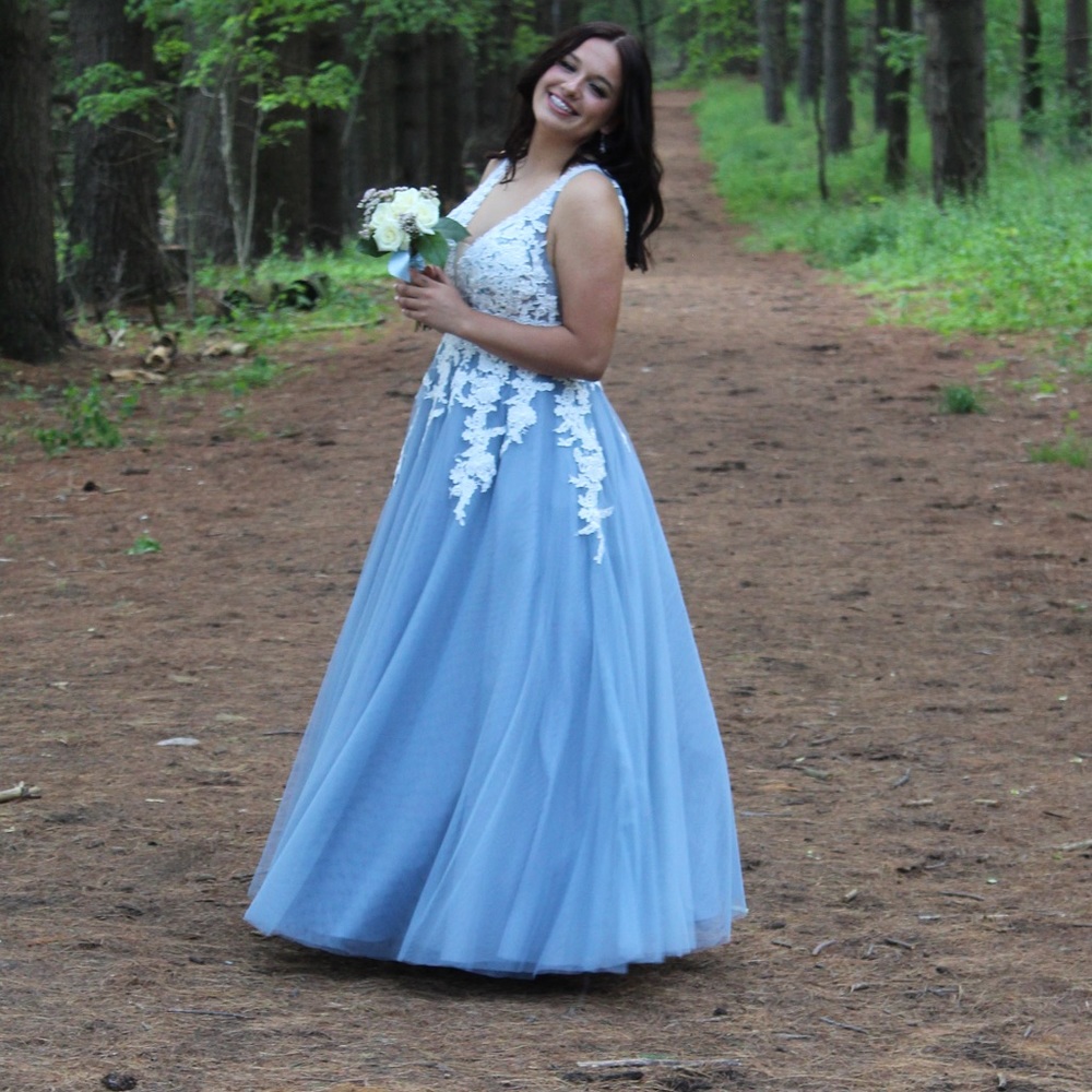 JJ’s house blue and white floral prom dress